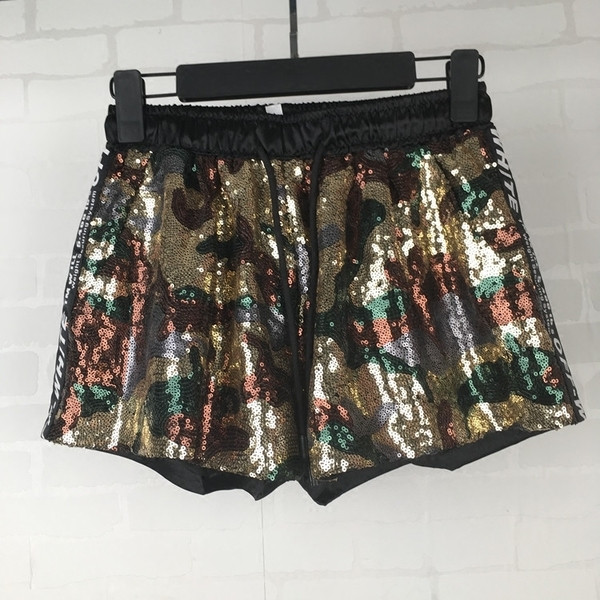 Γυναικεία σορτς  με πολύχρωμα διακοσμητικά πούλιες