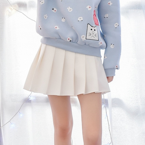 Γυναικεία ευρεία φούστα σε ένα απλό μοντέλο