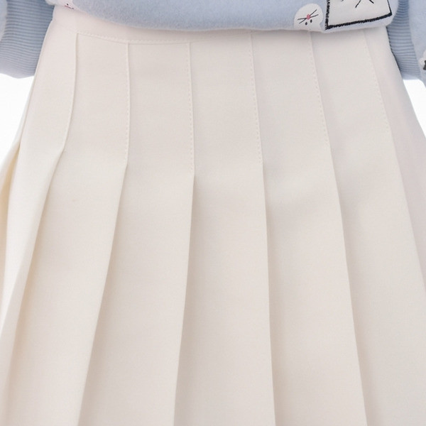 Γυναικεία ευρεία φούστα σε ένα απλό μοντέλο