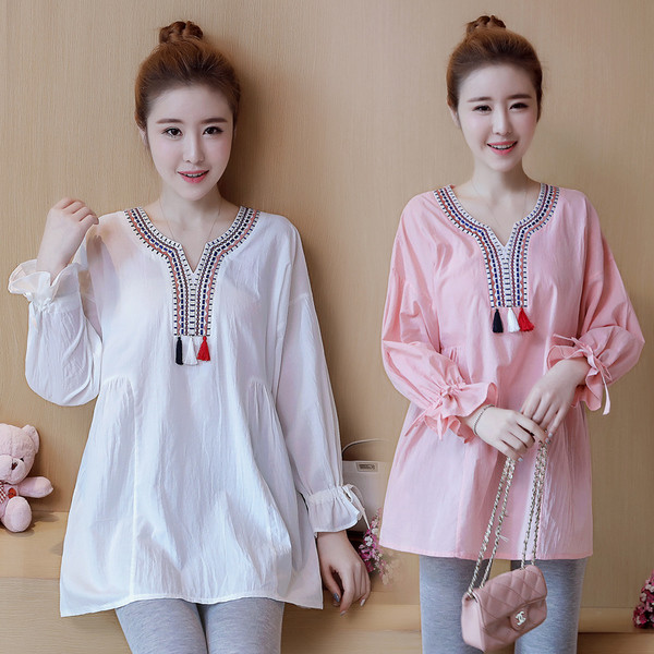 Tavaszi ing kismamáknak hímzett nyakkivágással és bojttal