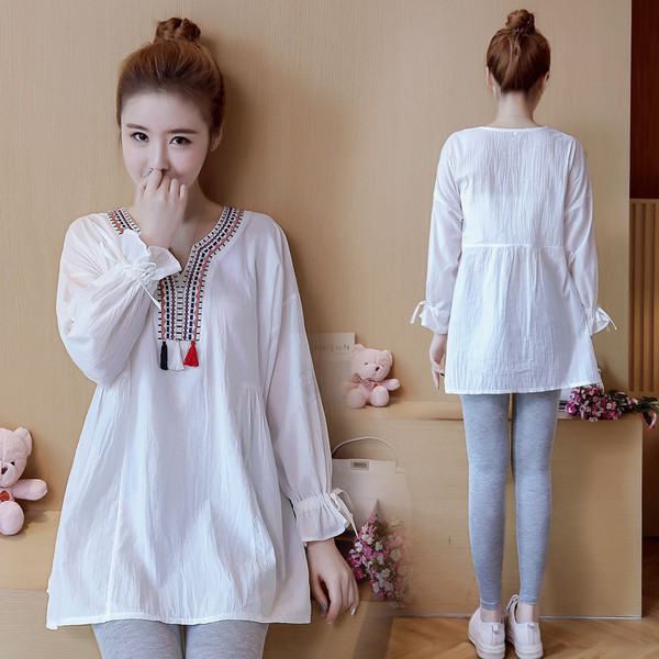 Tavaszi ing kismamáknak hímzett nyakkivágással és bojttal