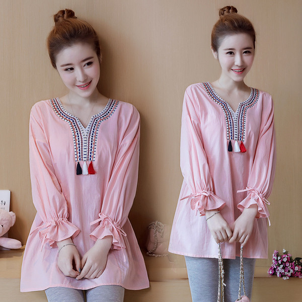 Tavaszi ing kismamáknak hímzett nyakkivágással és bojttal