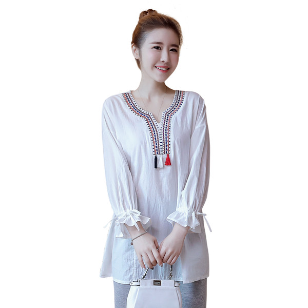 Tavaszi ing kismamáknak hímzett nyakkivágással és bojttal