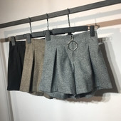 Pantaloni scurti eleganti de dama cu talie inalta si inel metalic decorativ in mai multe culori