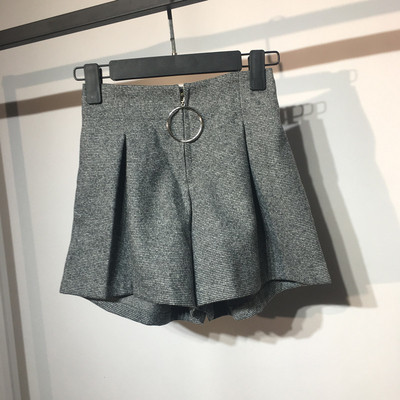 Pantaloni scurti eleganti de dama cu talie inalta si inel metalic decorativ in mai multe culori