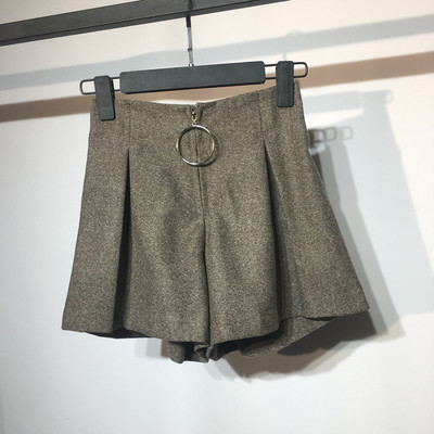 Pantaloni scurti eleganti de dama cu talie inalta si inel metalic decorativ in mai multe culori