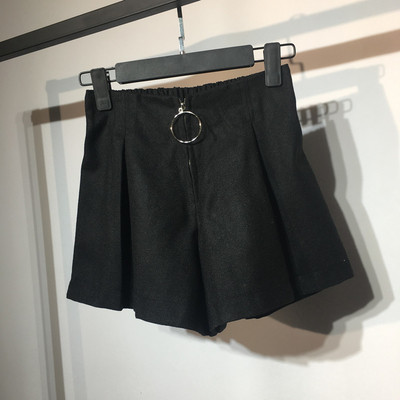 Pantaloni scurti eleganti de dama cu talie inalta si inel metalic decorativ in mai multe culori
