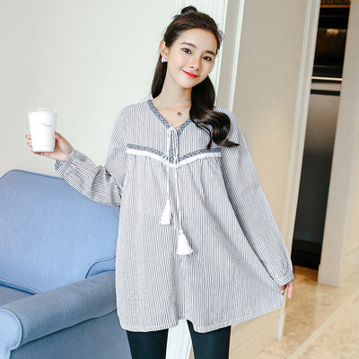 Hétköznapi csíkos ing V-nyakkal és bojtos megkötővel