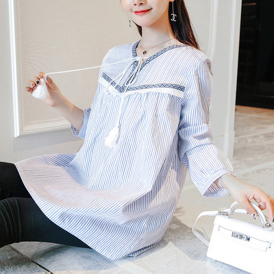 Hétköznapi csíkos ing V-nyakkal és bojtos megkötővel