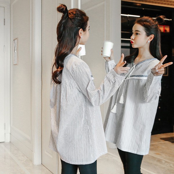 Hétköznapi csíkos ing V-nyakkal és bojtos megkötővel