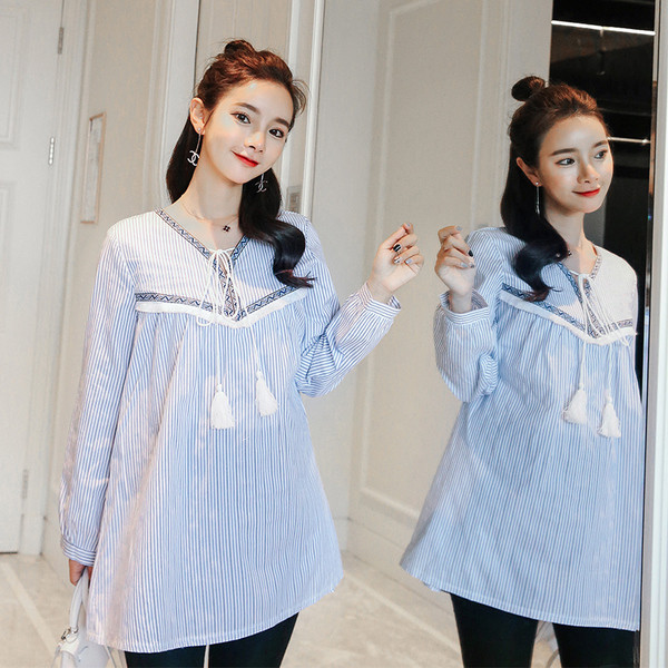 Hétköznapi csíkos ing V-nyakkal és bojtos megkötővel