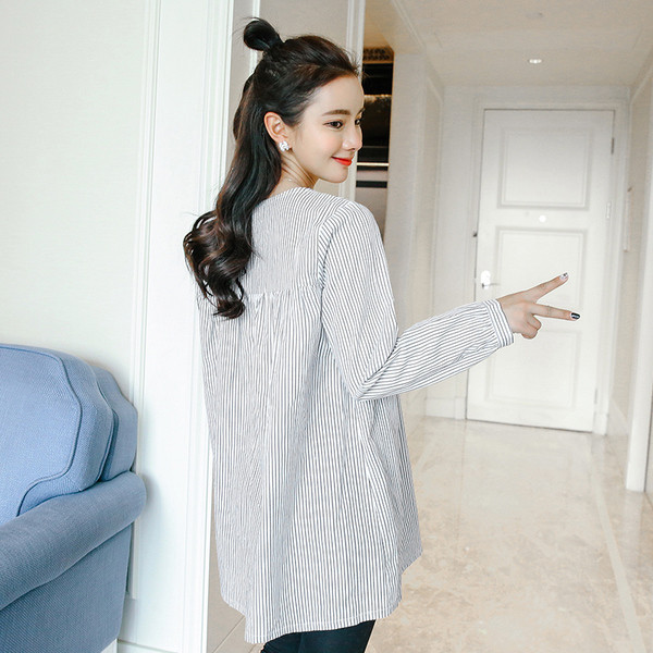 Hétköznapi csíkos ing V-nyakkal és bojtos megkötővel