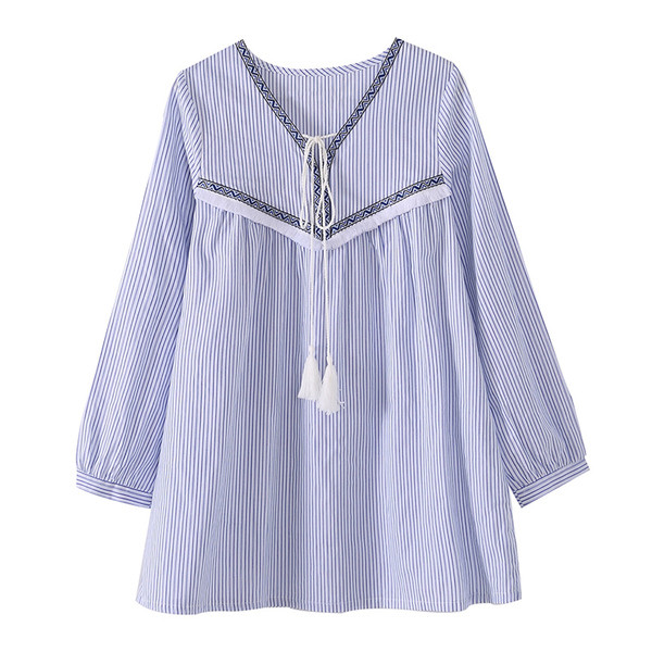 Hétköznapi csíkos ing V-nyakkal és bojtos megkötővel