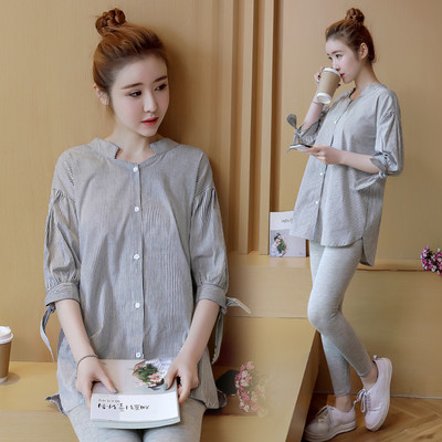 Sportos-elegáns ing terhes nők számára, szalaggal a hátán és az ujján