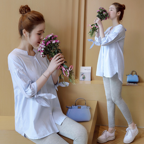 Sportos-elegáns ing terhes nők számára, szalaggal a hátán és az ujján