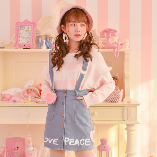 Fusta de dama cu bretele cu element pufos si inscriptie in culoare albastru deschis