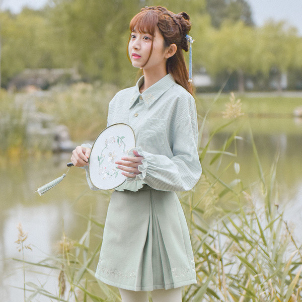 Cămașă de damă în model larg cu mâneci lungi și broderie pe guler