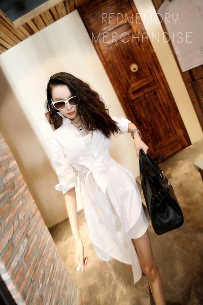 Rochie sportivă-elegantă de damă cu decolteu în V și lungime asimetrică în alb