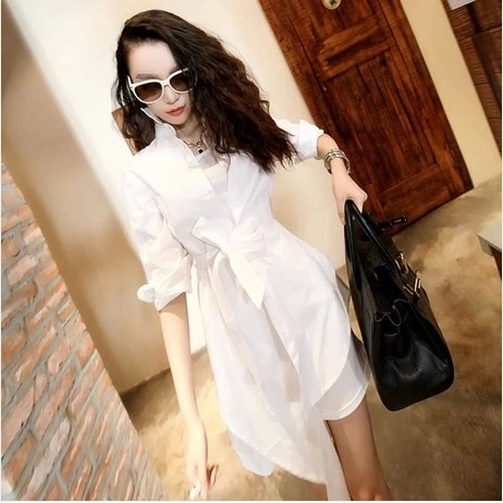 Rochie sportivă-elegantă de damă cu decolteu în V și lungime asimetrică în alb