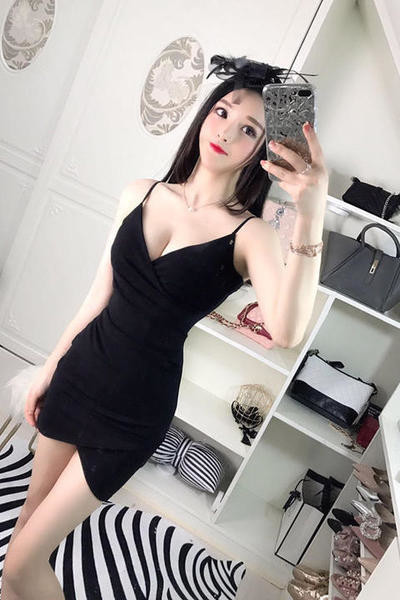 Rochie simplă de damă subțire, cu decolteu în V adânc și bretele subțiri în două culori