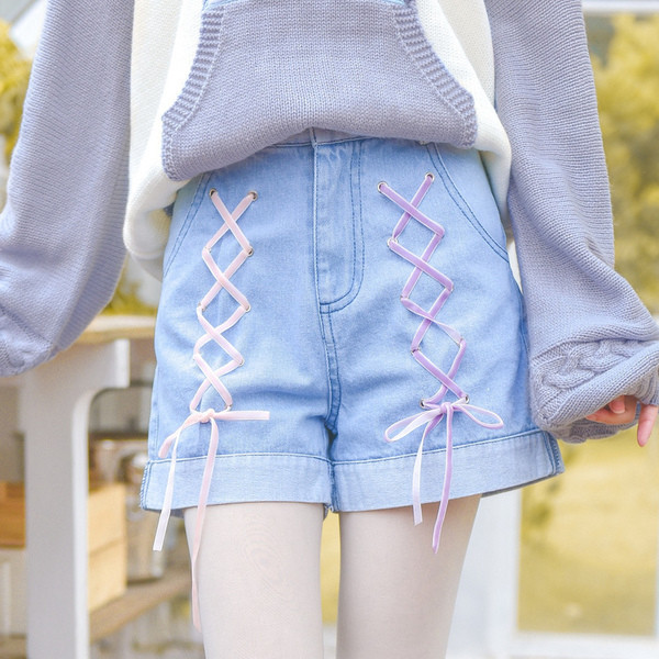 Pantaloni scurti de dama cu talie inalta si cu element de cravate colorate si broderie