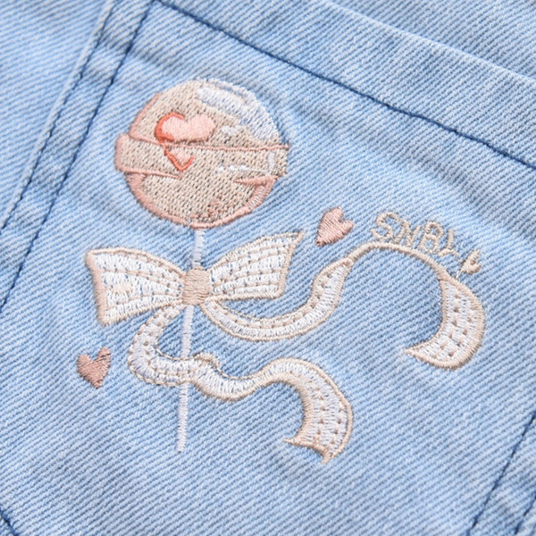 Pantaloni scurti de dama cu talie inalta si cu element de cravate colorate si broderie