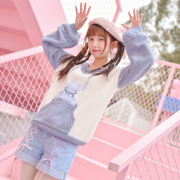 Pantaloni scurti de dama cu talie inalta si cu element de cravate colorate si broderie