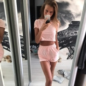 Echipa sportivă feminină în două părți în negru și roz