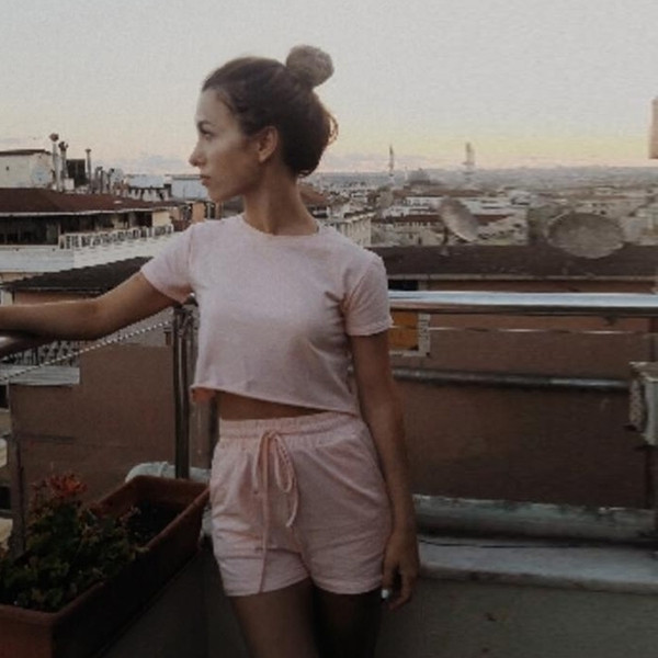 Echipa sportivă feminină în două părți în negru și roz