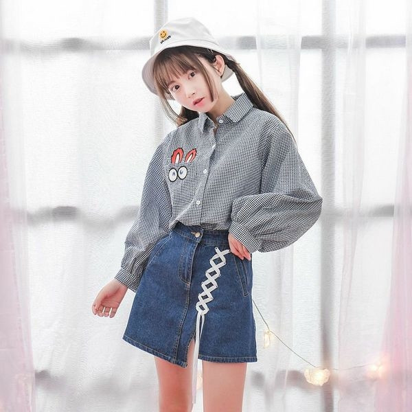 Cămașă largă de damă cu mâneci lungi și broderie colorată