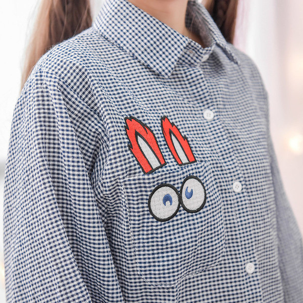 Cămașă largă de damă cu mâneci lungi și broderie colorată