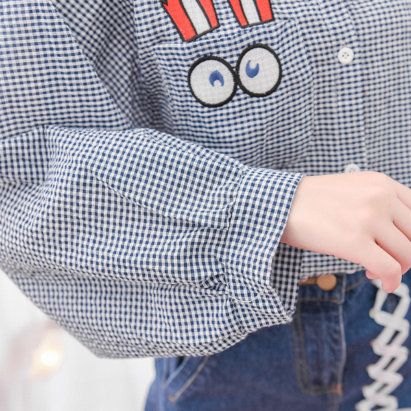 Cămașă largă de damă cu mâneci lungi și broderie colorată