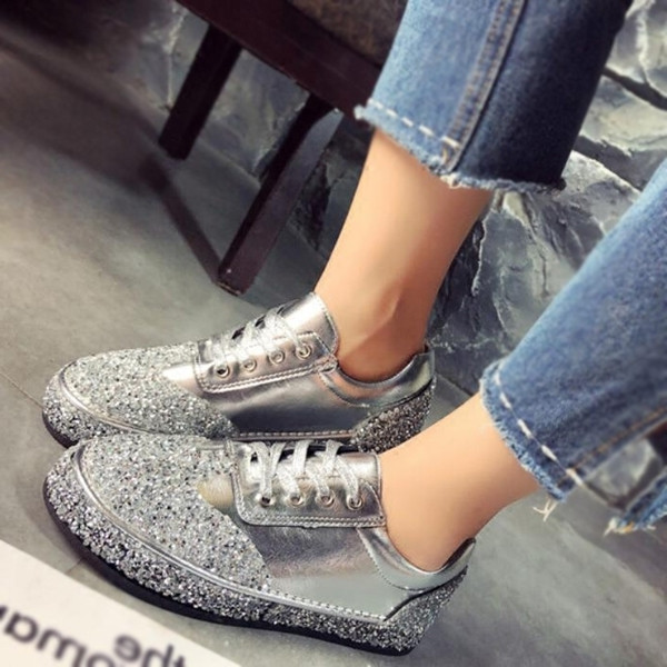 Tenisi de dama stralucitori in trei culori potriviti pentru utilizarea de zi cu zi