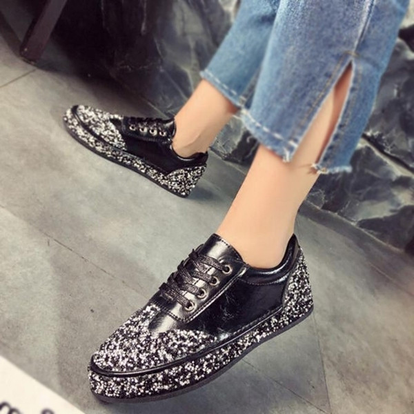 Tenisi de dama stralucitori in trei culori potriviti pentru utilizarea de zi cu zi