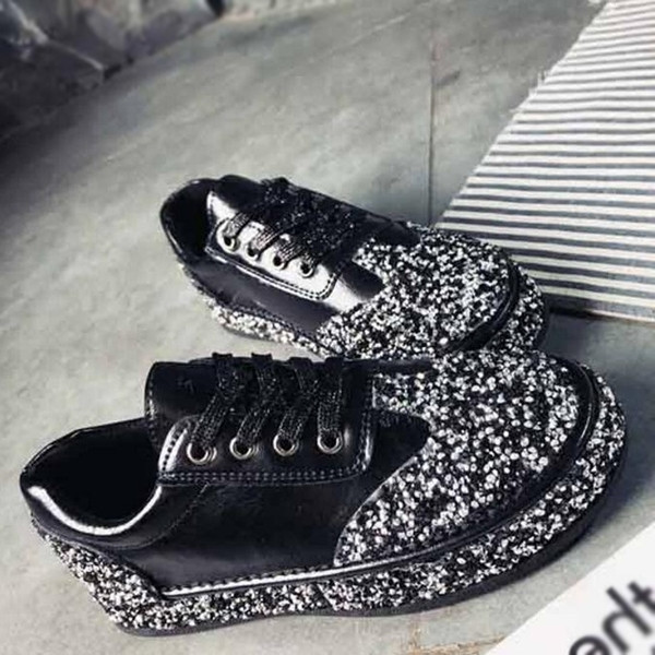 Tenisi de dama stralucitori in trei culori potriviti pentru utilizarea de zi cu zi