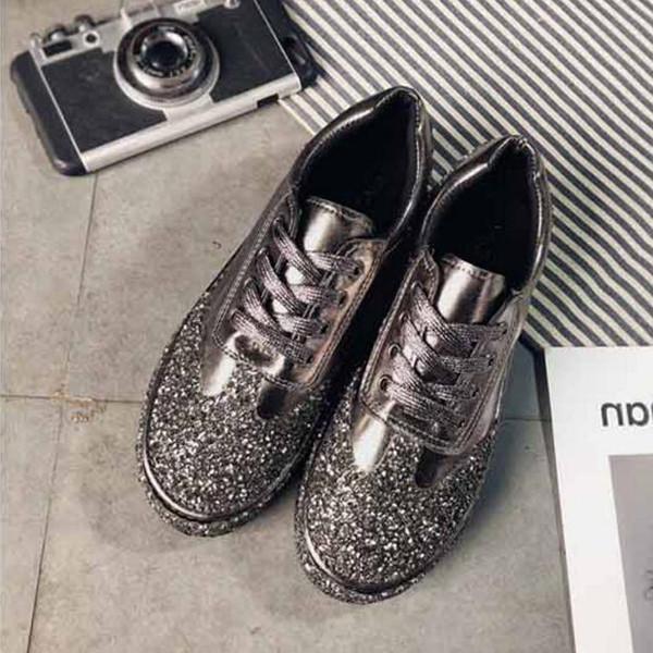 Tenisi de dama stralucitori in trei culori potriviti pentru utilizarea de zi cu zi