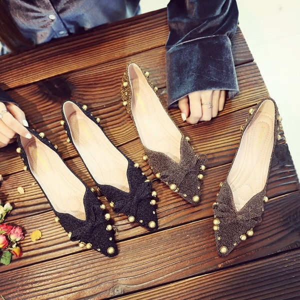 Mocasini de dama ascutit cu decor cu nituri