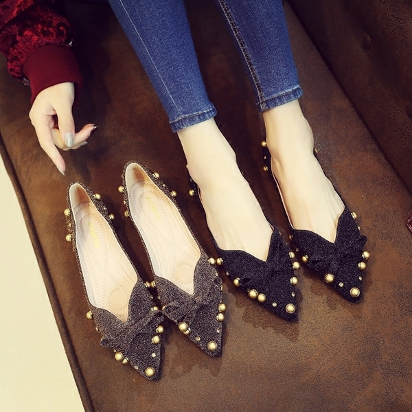 Mocasini de dama ascutit cu decor cu nituri