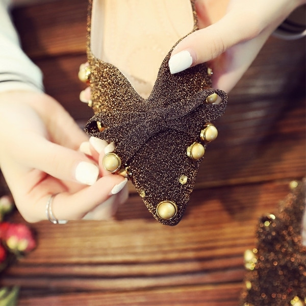 Mocasini de dama ascutit cu decor cu nituri