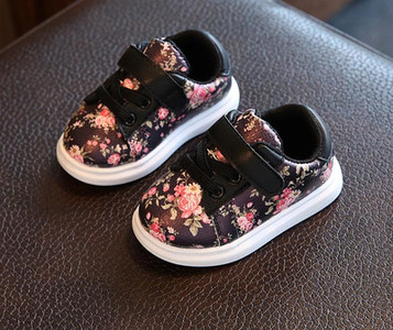 Adidași pentru copii proaspeți interesanți pentru fete în trei culori