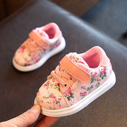 Adidași pentru copii proaspeți interesanți pentru fete în trei culori