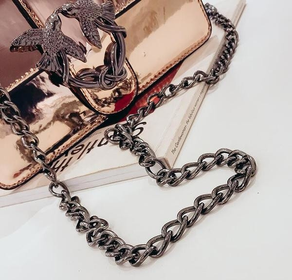 Mini geantă de mână lăcuită cu mâner metalic în trei culori