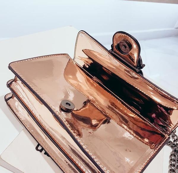 Mini geantă de mână lăcuită cu mâner metalic în trei culori