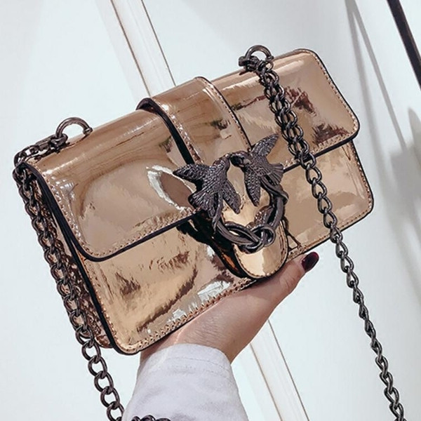 Mini geantă de mână lăcuită cu mâner metalic în trei culori