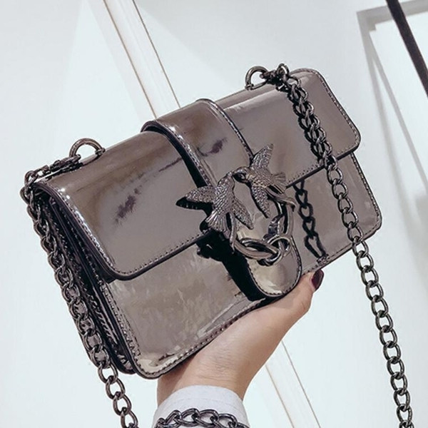 Mini geantă de mână lăcuită cu mâner metalic în trei culori