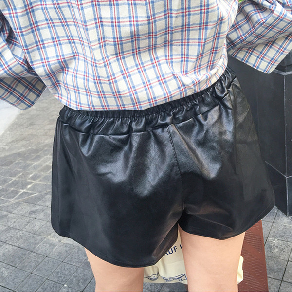 Pantaloni scurti de dama cu talie elastica din piele ecologica