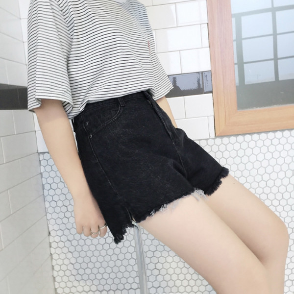 Pantaloni scurți de damă cu talie înaltă și buzunare