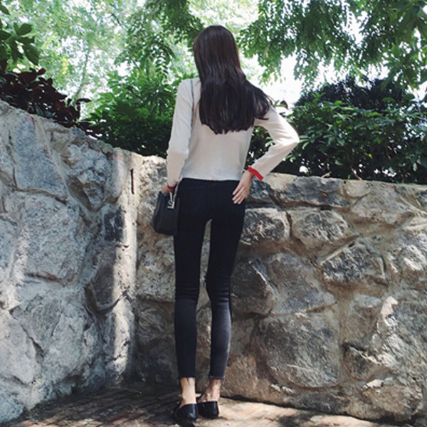 Pantaloni de damă cu talie înaltă cu elemente rupte