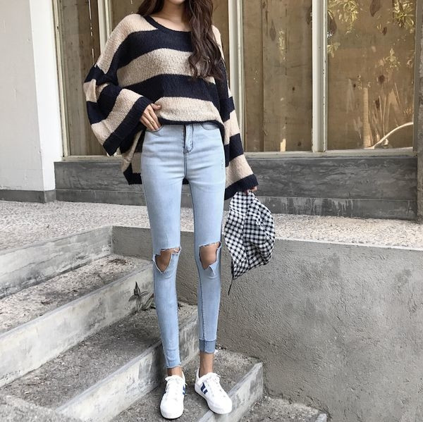 Blugi de dama model slim cu buzunare si elemente rupte