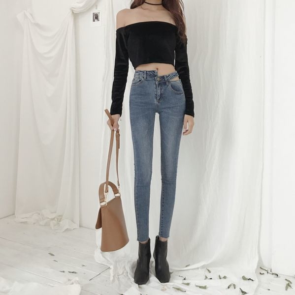 Model de blugi de dama stilati slim, cu crapatura in talie